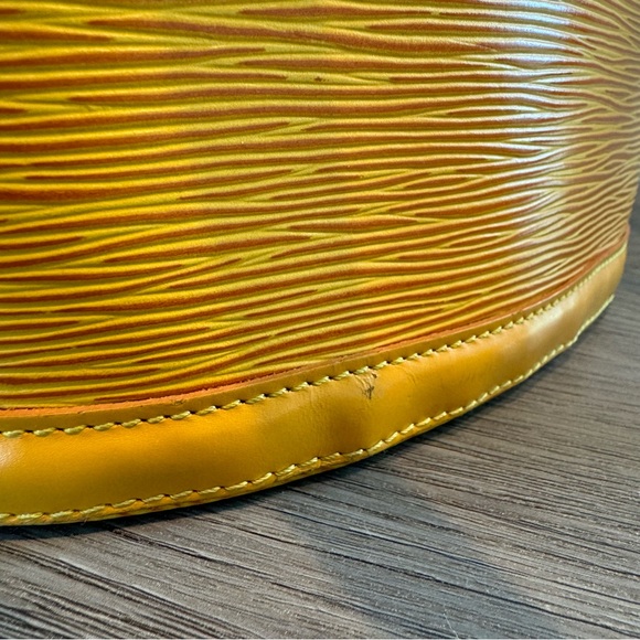 Louis Vuitton Epi St Jacques GM - Picture 10 of 17